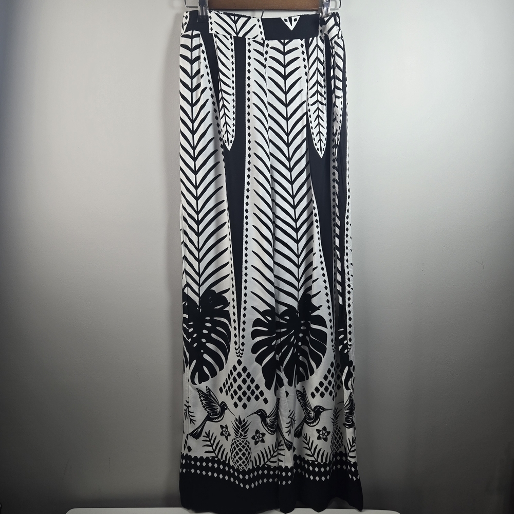 Black and White Maxi Style Pants with Geometric Pattern for Resort Wear